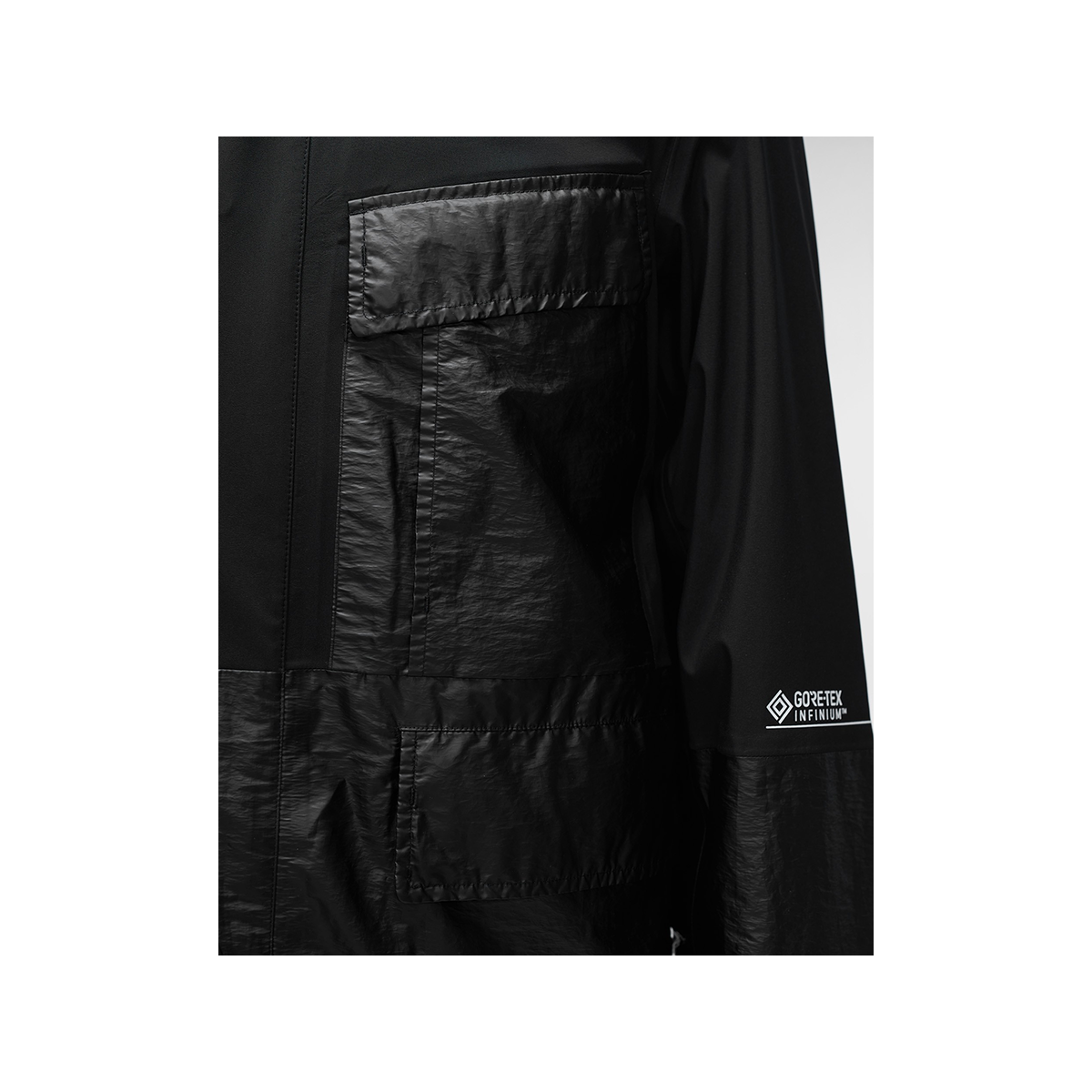 CP COMPANY GORE-TEX INFINIUM MIXED DETACHABLE GOGGLE JACKET IN BLACK