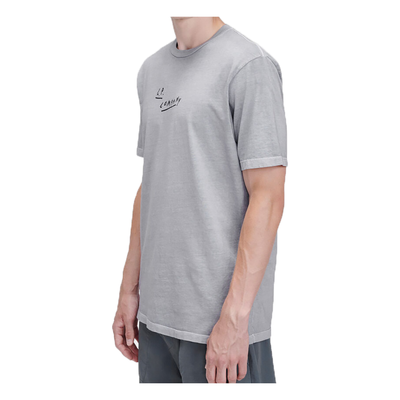 CP COMPANY FORMATION GRAPHIC T-SHIRT IN DARK AVIO